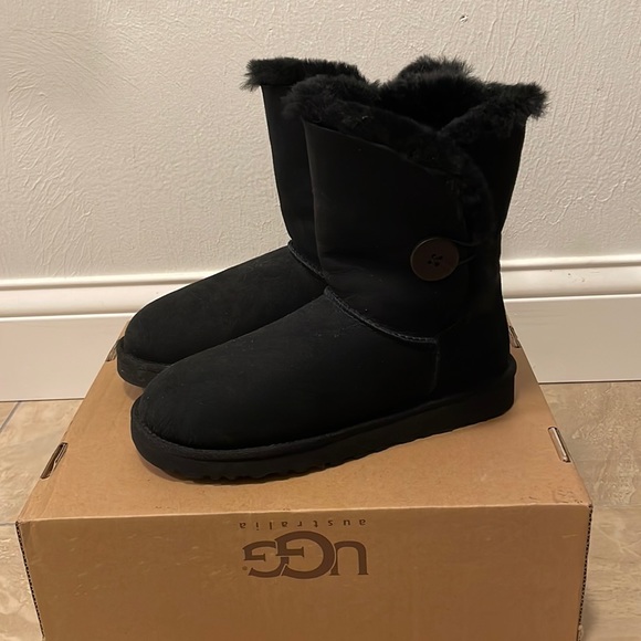 New UGG Bailey Button Boots, Black - Picture 1 of 7